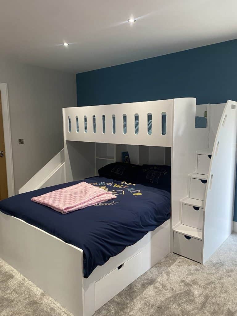 Space-saving corner bunk beds