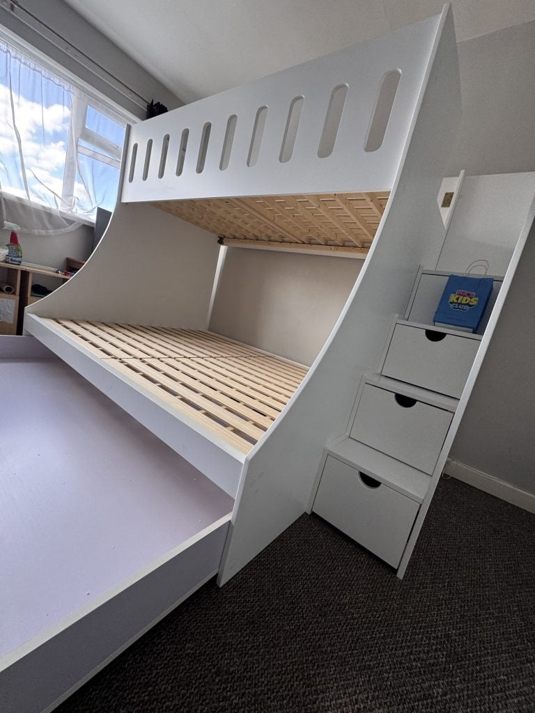 double and single trundle bed close view